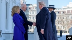 Tổng thống Joe Biden và đệ nhất phu nhân Jill Biden chào đón Tổng thống đắc cử Donald Trump và phu nhân Melania Trump tại Nhà Trắng ở Washington, ngày 20 tháng 1 năm 2025.