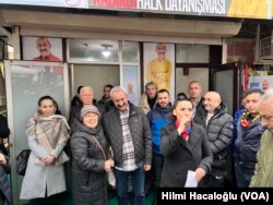 Maçoğlu, partisinin Kadıköy'deki bürosunun açılışı sırasında yanına gelen vatandaşlarla fotoğraf çektirdi.