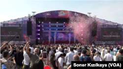 İzmirlilerden yoğun ilgi gören festivalin ilk gününde ziyaretçiler yerli üretim uçak, helikopter, insansız hava aracı gibi Türkiye'nin savunma sanayii araçlarını yakından inceleme fırsatı buldu.