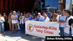 Hekimler adına basın açıklamasını yapan Gaziantep-Kilis Tabip Odası Başkanı Prof. Dr. Mehmet Yılmaz, sağlıkta yaşanan şiddet olaylarının politik olduğunu belirterek, saldırılara karşı dayanışma çağrısı yaptı.