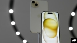 Foto Achiv: Nouvo iPhone 15 la nan yon magazen nan baz Apple la nan Cupertino, Kalifoni, 12 Sept. 2023. 