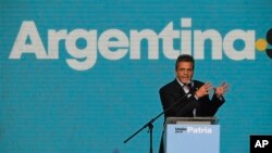 Sergio Massa, Minis Ekonomi ak kandida a la prezidans pati ki o pouvwa a nan peyi Ajantin, pale ak patizan li yo nan Buenos Aires, 22 Oktob, 2023. 