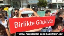 Türkiye Gazeteciler Sendikası’nda (TGS) örgütlü Sputnik Türkiye ofisi çalışanları bugün resmen greve çıktı.