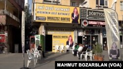 Bağımsız aday Muazzez Baktaş, seçim bürosuna gelenleri Kürtçe şarkılarla karşılıyor