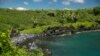 Bãi biển cát đen tại Công viên Quốc gia Waianapanapa ở Hana, Hawaii. Hawaii cùng với Utah, Maryland, Minnesota và New Jersey là những tiểu bang hạnh phúc nhất của Mỹ.