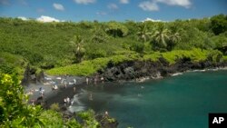 Bãi biển cát đen tại Công viên Quốc gia Waianapanapa ở Hana, Hawaii. Hawaii cùng với Utah, Maryland, Minnesota và New Jersey là những tiểu bang hạnh phúc nhất của Mỹ.