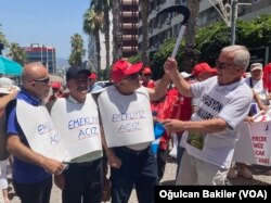 Emekliler İzmir Konak Meydanı'nda maaş zamlarını protesto etti.