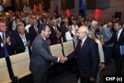 CHP, İmamoğlu ve Kılıçdaroğlu'nun toplantı öncesin tokalaştıkları bir fotoğrafı paylaştı.