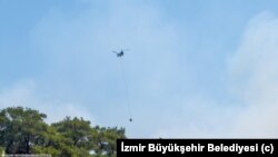 İletişim Başkanlığı İzmir'deki yangına 5 uçak, 11 helikopter, 127 arazöz, 13 TOMA, 68 su tankeri ile müdahale edildiğini açıkladı.