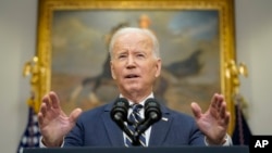 Prezidan Joe Biden anonse ke ansanm ak Inyon Ewopeyen an Etazini pral wetire stati favorize La Risi te konn jwi nan komes lap fe ak Etazini kom pinisyon pou envazyon li fe nan Ikren nan, Vandredi 11 Mas, 2022.