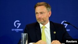 Almanya Maliye Bakanı Christian Lindner karara tepki olarak bütçede gelecek yıl için hedeflenen tüm harcama taahhütlerinin geçici olarak dondurulduğunu duyurdu