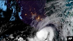 Imaj satelit NOAA montre ouragan Agatha tou pre kot Pasifik eta Oaxaca nan peyi Meksik, 30 Me, 2022. 