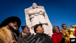 Yon seremoni pou depoze yon jeb fle devan moniman Martin Luther King Jr la nan Washington, 16 Janvye 2023. 