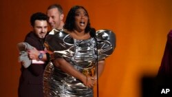 Lizzo, Şubat 2023'te 65. Grammy ödül töreninde "About Damn Time" ile Yılın Kaydı ödülünü alırken