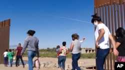 (ARŞİV) Brezilya sığınmacılar, Arizona'da Meksika sınırındaki bir aralıktan geçiyor