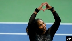 Serena William, moun peyi Etazini fe yon ke ak men li pou remesye fanatik yo apre defet li devan Ajla Tomljanovic moun peyi Ostrali nan 3e tou US Open nan nan Nouyok, Vandredi 3 Sept. 2022.