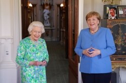 Görevini tamamlamaya hazırlanan Almanya Başbakanı Merkel Londra ziyareti sırasında İngiltere Kraliçesi Elizabeth'le de görüştü