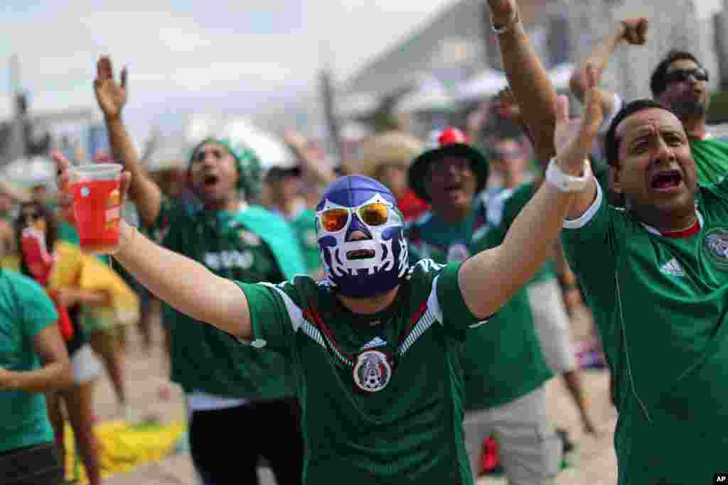 Fan Mexico đeo mặt nạ &#39;Lucha Libre&#39; tại Rio de Janeiro, Brazil.