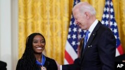 Tổng thống Joe Biden trao Huy chương Tự do cho vận động viên Simone Biles tại Nhà Trắng, Washington, 7/7/2022.