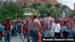 Caracas, Venezuela'da Bağımsızlık Günü'nde Maduro rejimini protesto eden göstericiler