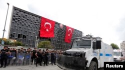 Polis dünkü müdahalede Taksim Meydanı'nı boşalttıktan sonra Atatürk Kültür Merkezi üzerindeki pankart ve duyuruları kaldırdı, yerine Atatürk posteri ve Türk bayrakları astı