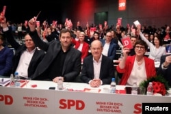 Sosyal Demokrat Parti’nin (SPD) Berlin’de düzenlenen kurultayında yaklaşık 600 delege, Olaf Scholz’u yapılan oylamada neredeyse oybirliğiyle partinin başbakan adayı olarak onayladı. Delegeler aynı zamanda 23 Şubat’taki genel seçimler için SPD’nin seçim programını da büyük bir çoğunlukla kabul etti.  