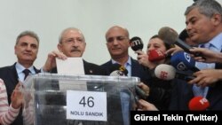 CHP Genel Başkanı Kemal Kılıçdaroğlu önseçimlerde oy kullanırken