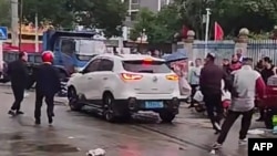 Çin sosyal medyasında video görüntülerinden alınan bu kare, Changde kentinde bulunan Yong'an ilkokulunun önünde bir otomobilin kalabalığın içine sürülmesi sonucu çok sayıda öğrencinin yaralandığını gösteriyor- 19 Kasım 2024.