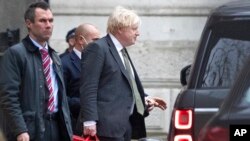 İngiltere Başbakanı Boris Johnson, karantina tedbirlerini geciktirdiği için eleştiri alıyor