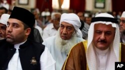 Những người tham gia buổi lễ cầu nguyện chung của hai nhóm Hồi giáo Sunni-Shia tại nhà thờ Hồi giáo Abdul-Qadir al-Gailani ở Baghdar, 5/7/2013.
