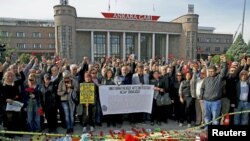 Ankara önünde 10 Ekim'deki bombalı saldırıyı protesto amacıyla düzenlenen protesto eylemi