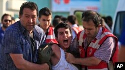 İstanbul'da düzenlenen Suruç protesto eylemine müdahale eden polisler