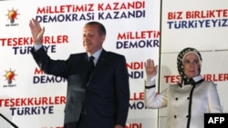 Başbakan Erdoğan genel seçim sonuçlarını değerlendiridiği "Balkon" konuşmasına eşinin elini tutarak geldi. Erdoğan, "Biz vurmaya değil sevmeye geldik.22 Temmuz’da 16 milyon kişinin oyunu alırken bugün 21 milyon seçmenin oyunu almanın bahtiyarlığı içindeyi