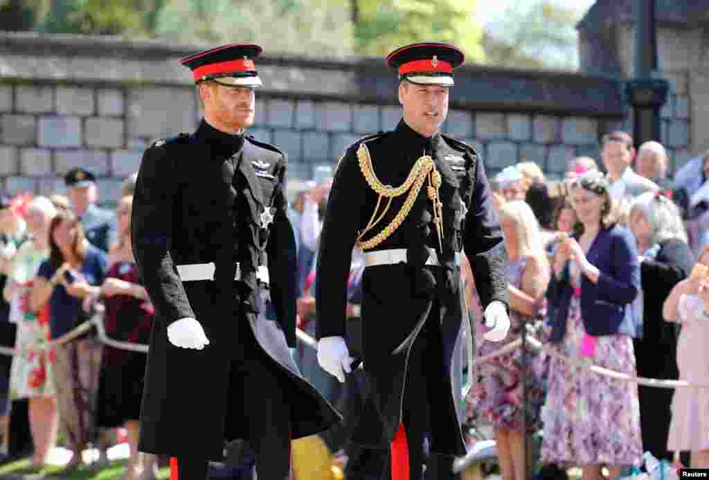 Prens Harry ve Prens William kiliseye yürüyerek geldiler