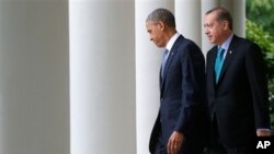 Mayıs 2013'te Washington'u ziyaret eden Başbakan Erdoğan, Beyaz Saray'ın Gül Bahçesi adlı avlusunda Başkan Obama'yla yürürken