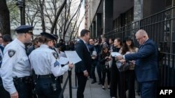 Medya mensupları davayı izlemek üzere Manhattan Ceza Mahkemesi'nde.