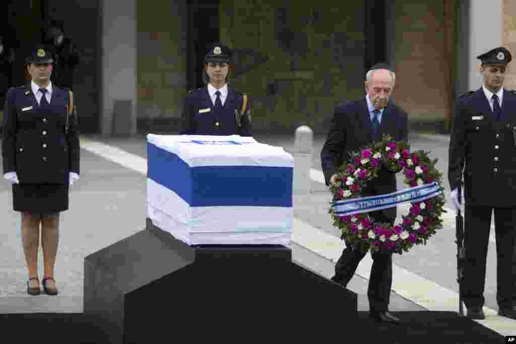 Tổng thống Israel Shimon Peres đặt vòng hoa cạnh quan tài của cố Thủ tướng Israel Ariel Sharon tại quảng trường Knesset, Jerusalem, ngày 12/1/2014.