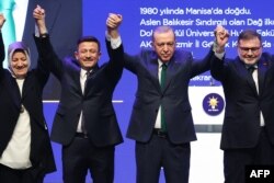 Cumhurbaşkanı Erdoğan, AK Parti’nin 74 kentteki belediye başkan adaylarını açıkladı. AK Parti’nin Ankara Büyükşehir Belediye Başkan adayı Turgut Altınok, İzmir Büyükşehir Belediye Başkan adayı Hamza Dağ (soldan ikinci) oldu.