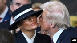 Tổng thống đắc cử Donald Trump hôn phu nhân Melania Trump trước lễ nhậm chức tổng thống tại Điện Capitol ở Washington, vào ngày 20 tháng 1 năm 2025.