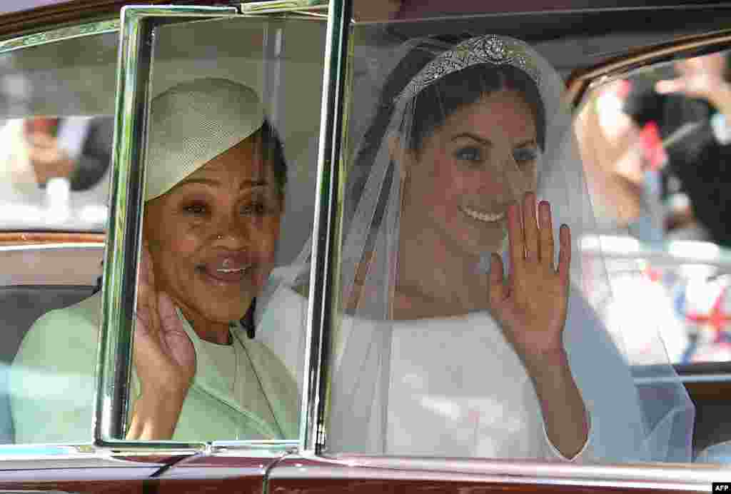 Meghan Markle ve annesi Doria Ragland annesiyle birlikte araba içinde kiliseye ilerlerken