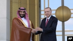 22 Haziran 2022-Cumhurbaşkanı Recep Tayyip Erdoğan ve Suudi Arabistan Veliaht Prensi Muhammed Bin Selman, Bin Selman’ın Ankara’ya gelişi üzerine düzenlenen karşılama töreninde el sıkışırken.