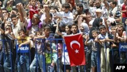 Hatay'ın Yayladağı ilçesindeki mülteci kampında Beşar Esat rejimi aleyhinde slogan atan Suriyeli sığınmacılar (1 Temmuz 2011)