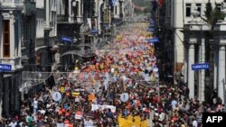 Internet yasakları ve filtre sistemine karşı yapılan protesto gösterilerinin en genişi İstanbul'da idi. Protesto yürüyüşüne binlerce kişi katıldı