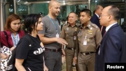 Rahaf Mohammed al-Qunun gặp các giới chức Thái Lan tại sân bay quốc tế Bangkok hôm 7/1. Cô gái 18 tuổi chạy trốn gia đình và đang trên đường tới Úc xin tị nạn.