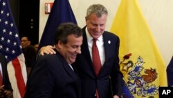 Suriyeli mülteciler, New York Belediye Başkanı Bill de Blasio (sağda) ile New Jersey Valisi Chris Christie'nin arasına girdi.