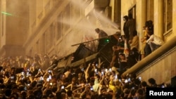 Gürcistan'ın başkenti Tiflis'te "yabancı ajan" yasa tasarısına tepkiler ve protesto gösterileri sürüyor. 