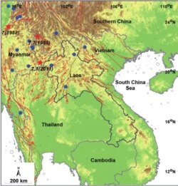 Bản đồ vùng đất Đông Nam Á: những vòng xám/ grey chỉ các vùng phân bố tâm chấn động đất / epicentral distributions; những vòng xanh/ blue ghi dấu các trận động đất ≥ 6.0; những ngôi sao đỏ/ red stars ghi dấu các trận động đất ≥ 7.0. Các đường gạch đỏ/ red lines là biểu thị đường đứt gãy gây động đất / seismogenic faults. (Santi Pailoplee et al.2009) (4)