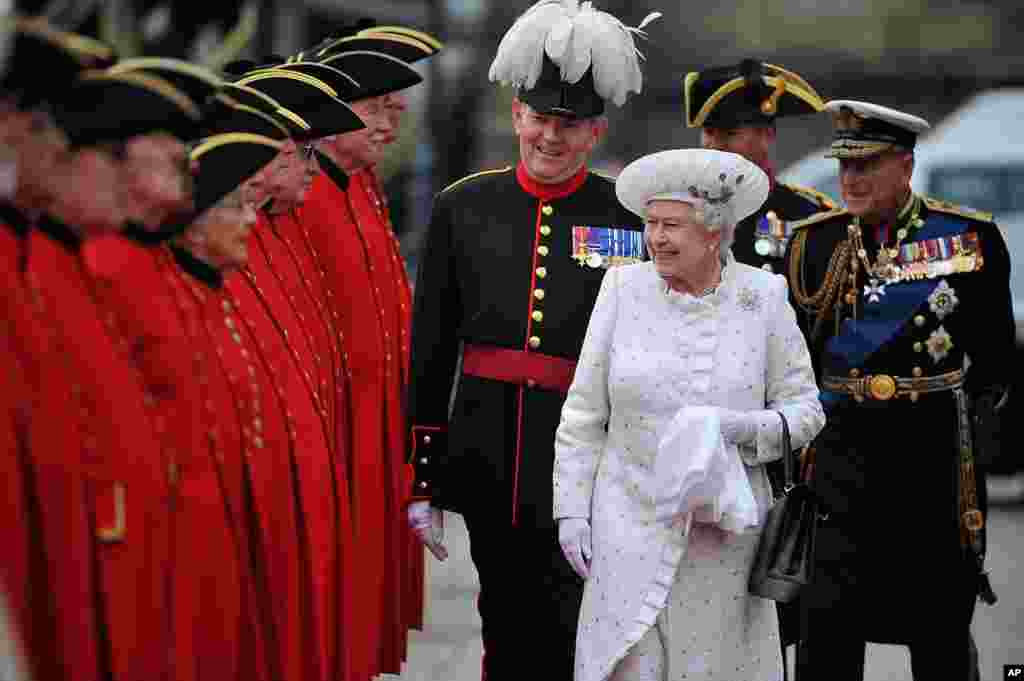 Nữ hoàng Anh Elizabeth đệ nhị và phu quân, Hoàng tế Phillip, chuẩn bị xuống thuyền ở Chelsea Pier, London