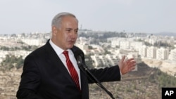 Thủ tướng Israel Benjamin Netanyahu nói chuyện trước các phóng viên trong chuyến thăm Gilo, một khu ở mạn nam Jerusalem gần thành phố Bethlehem.