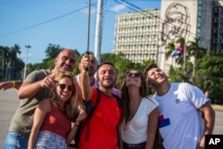 Havana'da poz veren turistler